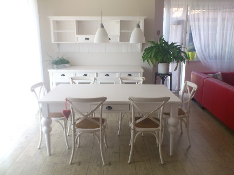 bílý jídelní stůl a židle ve stylu PROVENCE