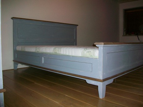 postel ve stylu PROVENCE z boku