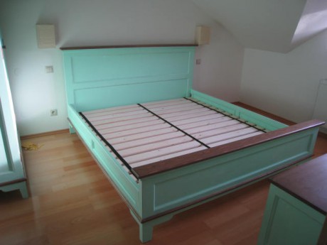postel ve stylu PROVENCE barva
